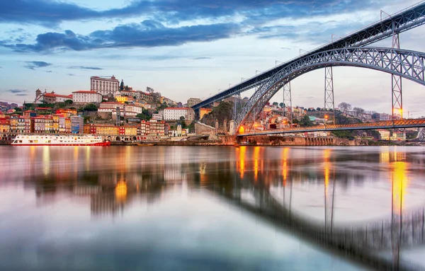 Porto, Portekiz eski şehir manzarası Douro Nehri — Stok fotoğraf