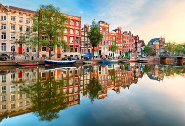Güzel Amsterdam gün batımı. Brid tipik eski Hollanda evler