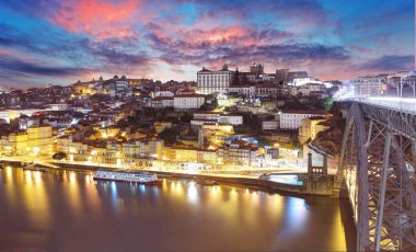 Porto, Portekiz 'in Douro Nehri kıyısındaki eski kasabası. Oporto Panoraması