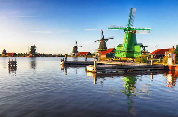 Moinho de vento neerlandês, Zaanse schans - Zaandam, perto de Amesterdão — Fotografia de Stock