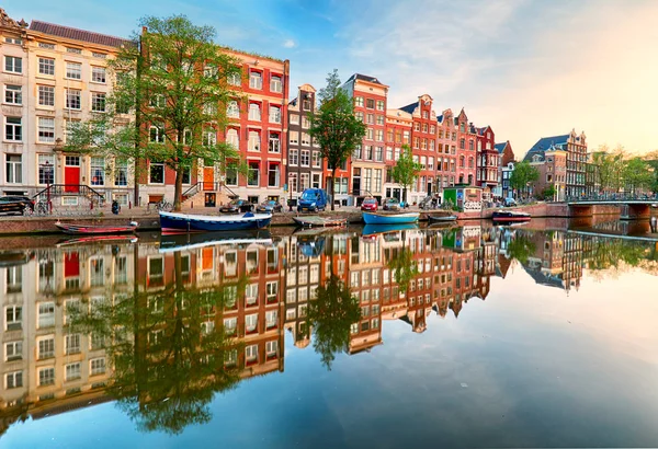 Belo pôr-do-sol de Amesterdão. Casas típicas holandesas na brid — Fotografia de Stock