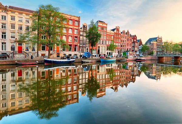 Wunderschöner amsterdam sonnenuntergang. typische alte holländische Häuser an der — Stockfoto