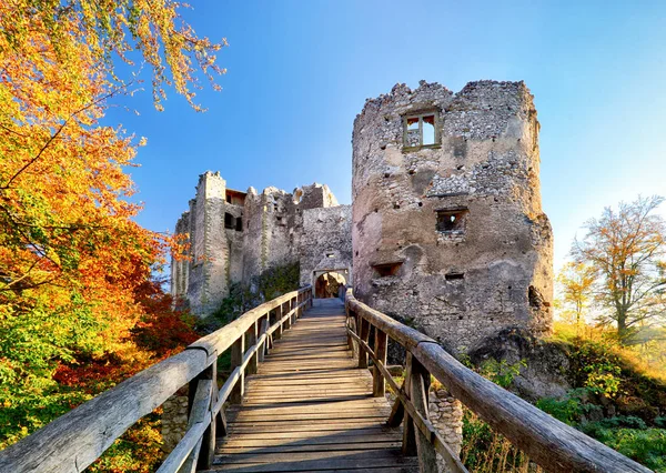 Vackra Slovakien landskap på hösten med Uhrovec slott ruiner — Stockfoto