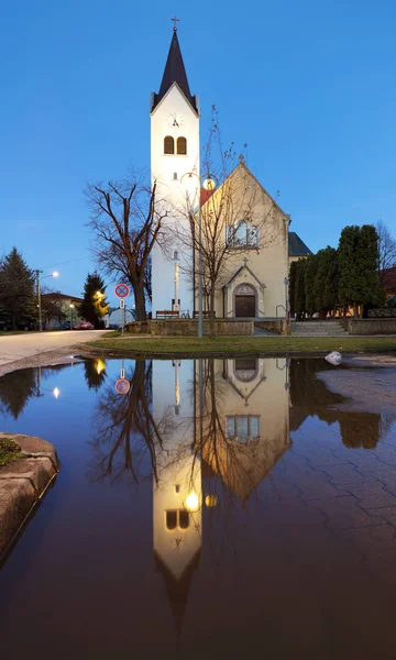 Katholieke kerk met reflectie in water - Slowakije, dorp Cif — Stockfoto