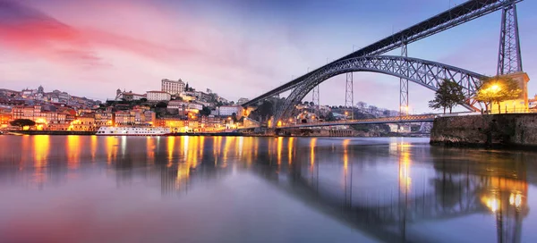 Stadsbilden i Porto (Oporto) gamla stan, Portugal. Dalen av Do — Stockfoto