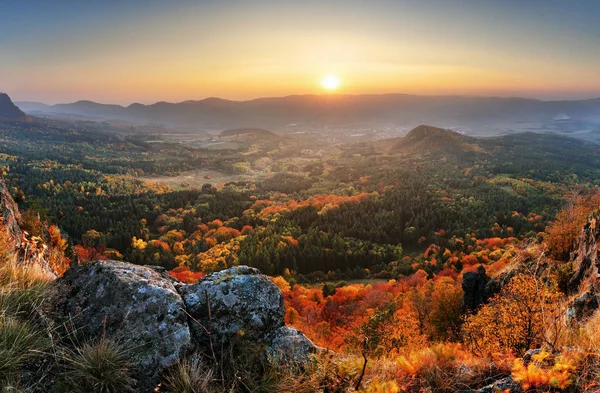 Eslovaquia bosque otoño paisaje panorámico con montaña en sunri —  Fotos de Stock