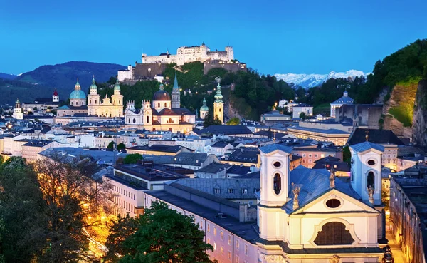 Salzburg skyline på natten, Österrike — Stockfoto