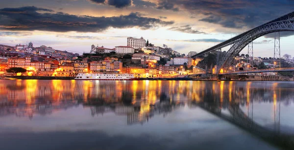 Porto, Portekiz 'in Douro Nehri kıyısındaki eski kasabası. Oporto Panoraması — Stok fotoğraf