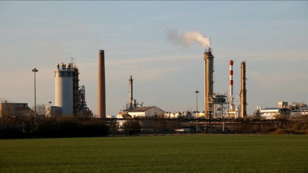 石油精炼厂在白天 时间推移 — 图库视频影像