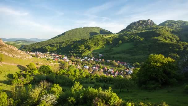 春天土地的时间失效与村庄和绿色森林 斯洛伐克 — 图库视频影像