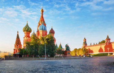 Moskova, Rusya - Güneşte Aziz Basil Katedrali'nin Kızıl kare görünümü