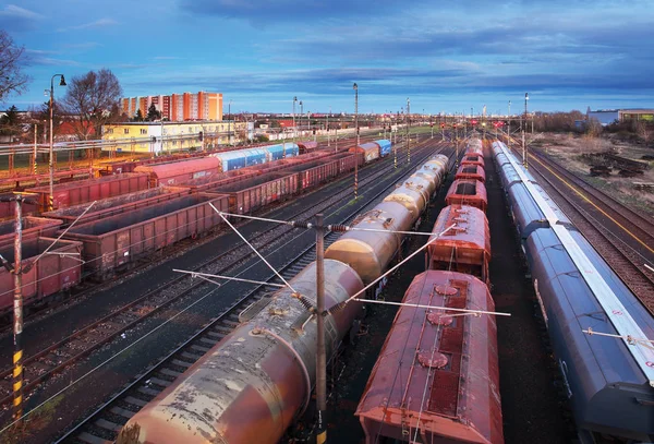 Container Comboio de carga na estação, transporte ferroviário de carga — Fotografia de Stock