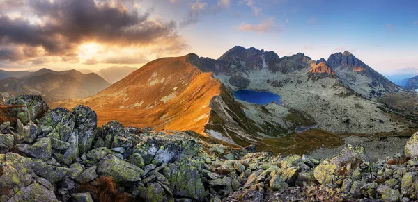 Hermosa puesta de sol dramática en las montañas. Paisaje con sol , — Foto de Stock