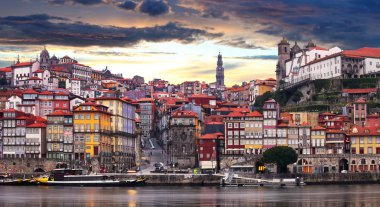  Porto Douro nehri yansıması ile alacakaranlıkta. Portekiz 