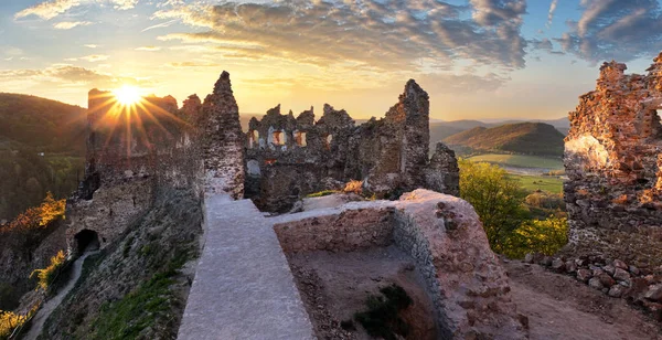 Ruína do castelo Pôr-do-sol de Sasov - Paisagem histórica da Eslováquia — Fotografia de Stock