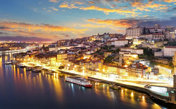 Porto Douro nehri yansıması ile alacakaranlıkta. Portekiz — Stok fotoğraf