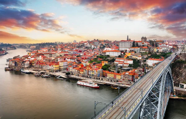 Porto Douro nehri yansıması ile alacakaranlıkta. Portekiz — Stok fotoğraf