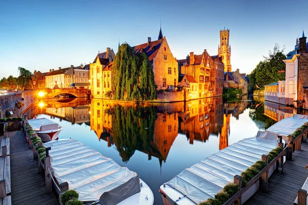 Brujas - canales tradicionales de la ciudad en el medieval histórico. Bel. — Foto de Stock