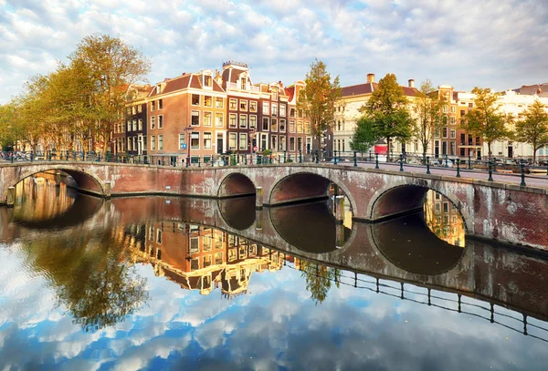 Amsterdam kanal Singel tipik Hollanda ile evler, Holland, Nethe — Stok fotoğraf