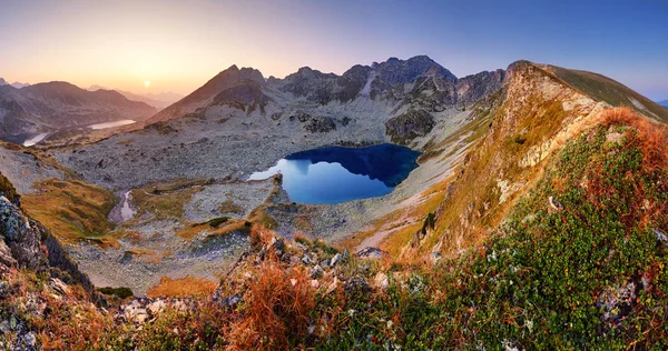 Panorama de paisagem de montanha no verão em Tatras ao pôr do sol em — Fotografia de Stock
