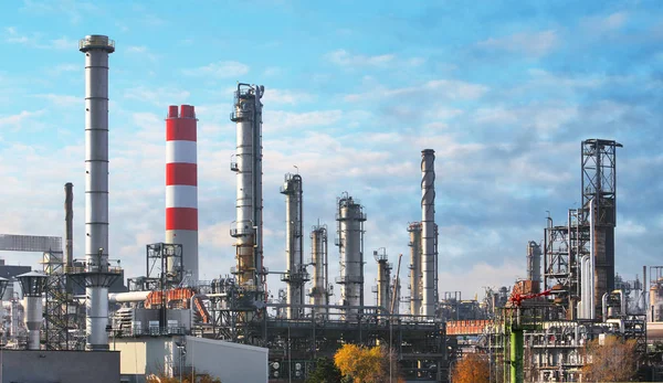 Нафтогазовий нафтохімічний завод, промисловий завод — стокове фото