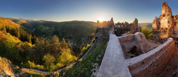 Ruin av slottet Sasov Sunset-Slovakien landmärke landskap — Stockfoto