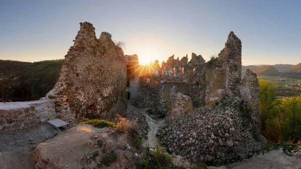 Ruïne van kasteel Sasov zonsondergang-Slowakije Landmark landschap — Stockfoto