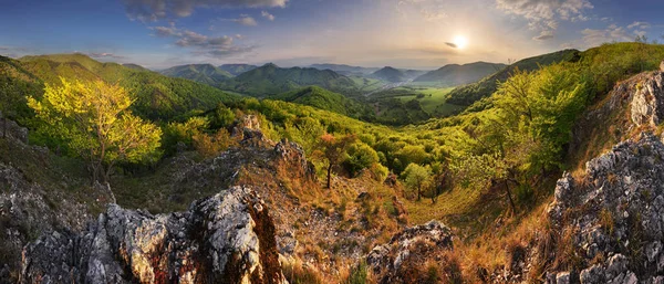 Paysage de montagne panorama au printemps au coucher du soleil — Photo