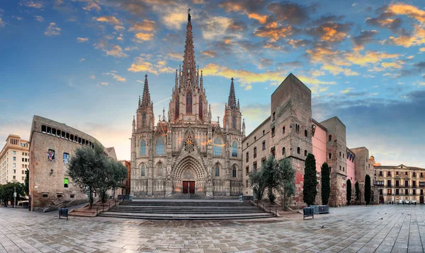 Kathedrale des Heiligen Kreuzes und der Heiligen Eulalia bei Sonnenuntergang in Barce — Stockfoto