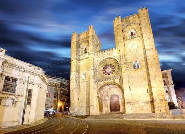 里斯本大教堂，阿尔法马，葡萄牙晚上 — 图库照片