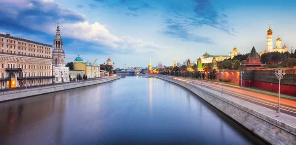 Cremlino di Mosca di notte, Russia con fiume — Foto Stock