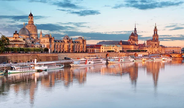 Dresden. Alemanha, durante o crepúsculo hora azul com reflexão de t — Fotografia de Stock