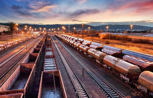 Container Comboio de carga na estação, transporte ferroviário de carga — Fotografia de Stock