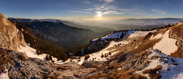 Berggipfel Sonnenuntergangslandschaft. Sonnenuntergang Berglandschaft — Stockfoto