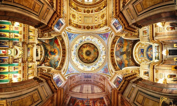 Petrohrad, Rusko-5. srpna 2018. Interiér svatého Isaaca — Stock fotografie