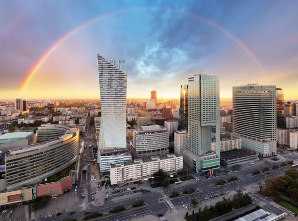 Regnbåge över Panorama över Warszawa, Polen, Europa — Stockfoto