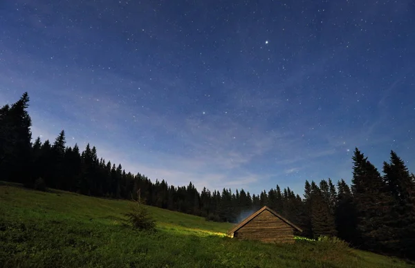 Night view of mountain stars with cottage — Stock Photo, Image