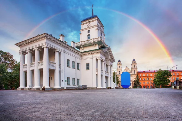 明斯克，白俄罗斯。旧明斯克市政厅在自由广场大厅与 — 图库照片