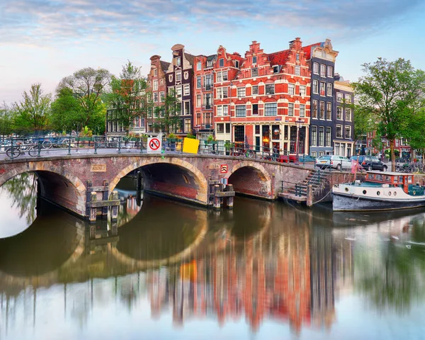 Köprüler üzerinden Kanallar Amsterdam, Hollanda
