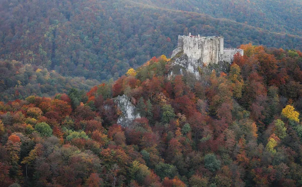 Slovacchia - rovina del castello Uhrovec a bel paesaggio tramonto d'autunno — Foto Stock