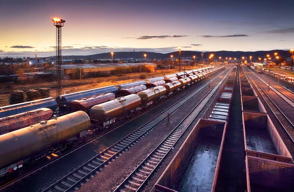 Estação ferroviária comboios de mercadorias, transporte de carga — Fotografia de Stock