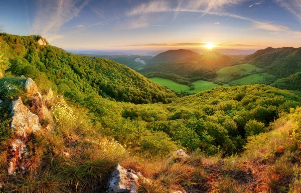 Majestátní západ slunce v horské krajině — Stock fotografie