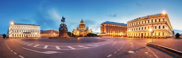 Saint Isaac C'de Saint Petersburg gece şehir siluetinin panoraması — Stok fotoğraf