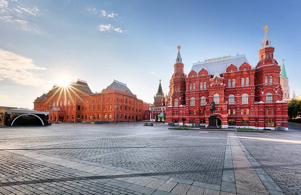 รัสเซีย, มอสโก - สี่เหลี่ยมสีแดงที่พระอาทิตย์ขึ้นไม่มีใคร — ภาพถ่ายสต็อก