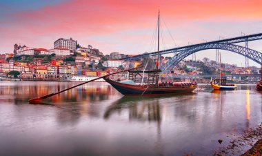 Porto, Portekiz eski şehir manzarası Douro Nehri üzerinde