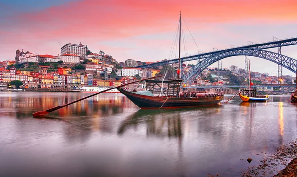 Porto, Portekiz eski şehir manzarası Douro Nehri üzerinde — Stok fotoğraf