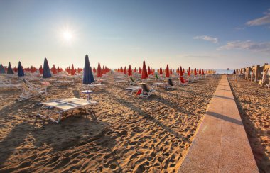 Denizde Muhteşem Gün Doğumu. Kıyıile Adriyatik denizi. Lignano Sab