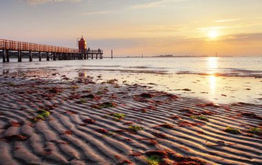 İtalya'da deniz feneri ile sahilde güneş ile gündoğumu - Lignano