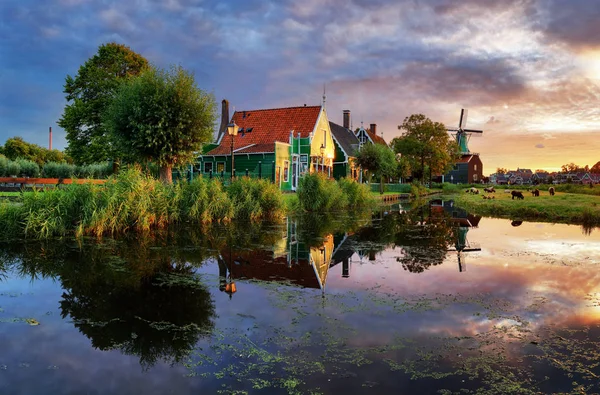 Paisagem holandesa com moinho de vento ao pôr-do-sol dramático, Zaandam, Amste — Fotografia de Stock
