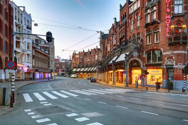 Amsterdam-Netherlands, 18 de agosto de 2017: Cena de rua com moder — Fotografia de Stock